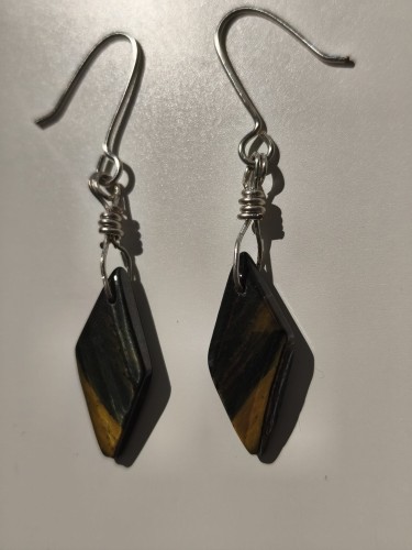 Kolczyki z Tygrysie Oko oplecione posrebrzanym drutem - widok od jednej strony