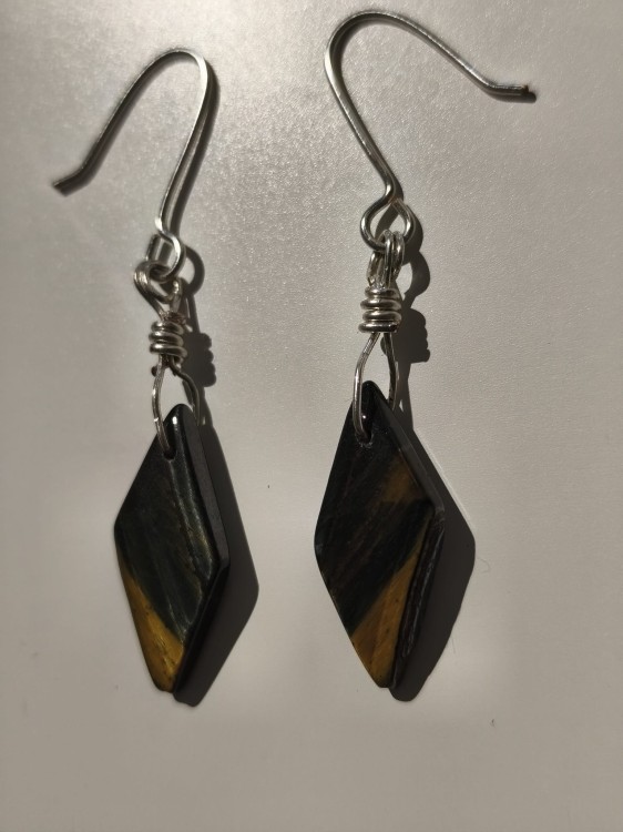 Kolczyki z Tygrysie Oko oplecione posrebrzanym drutem - widok od jednej strony