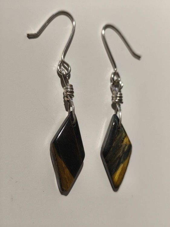 Kolczyki z Tygrysie Oko oplecione posrebrzanym drutem - widok od drugiej strony