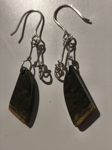 Kolczyki z Jaspisu Cherry Creek oplecione posrebrzanym drutem - widok od jednej strony