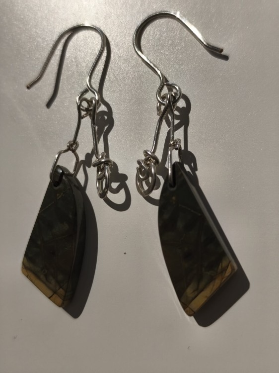 Kolczyki z Jaspisu Cherry Creek oplecione posrebrzanym drutem - widok od jednej strony