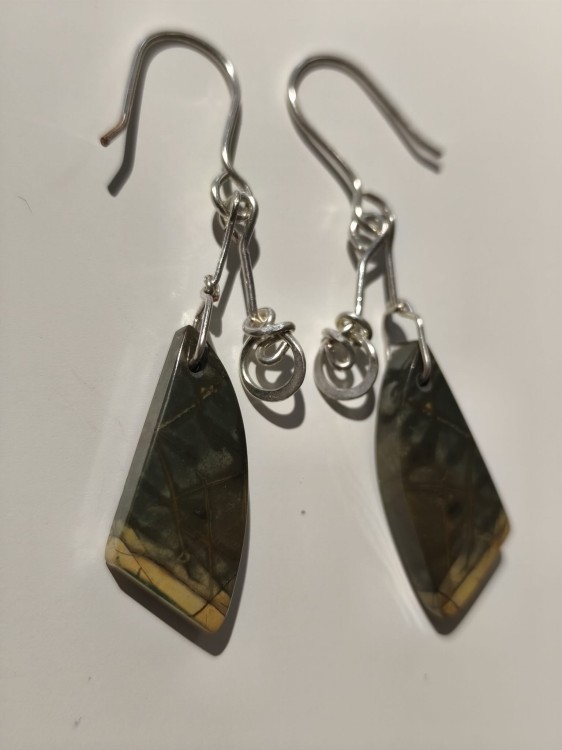 Kolczyki z Jaspisu Cherry Creek oplecione posrebrzanym drutem - widok od drugiej strony