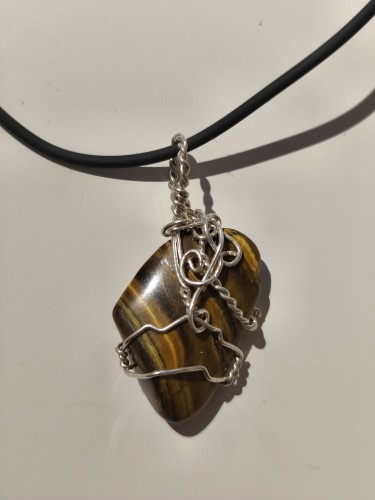 Wisiorek z Tygrysie Oko opleciony posrebrzanym drutem - zbliżenie