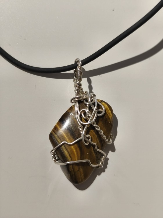 Wisiorek z Tygrysie Oko opleciony posrebrzanym drutem - zbliżenie