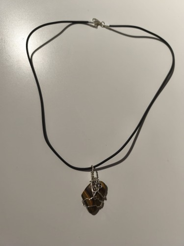 Wisiorek z Tygrysie Oko opleciony posrebrzanym drutem