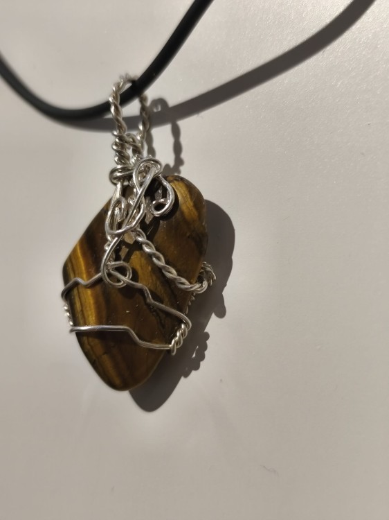 Wisiorek z Tygrysie Oko opleciony posrebrzanym drutem - widok z jednej strony