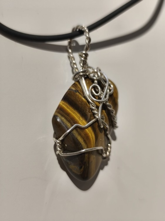 Wisiorek z Tygrysie Oko opleciony posrebrzanym drutem - widok z drugiej strony