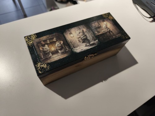 Ręcznie zdobiona drewniana szkatułka z motywem świątecznych myszek - widok z jednej strony