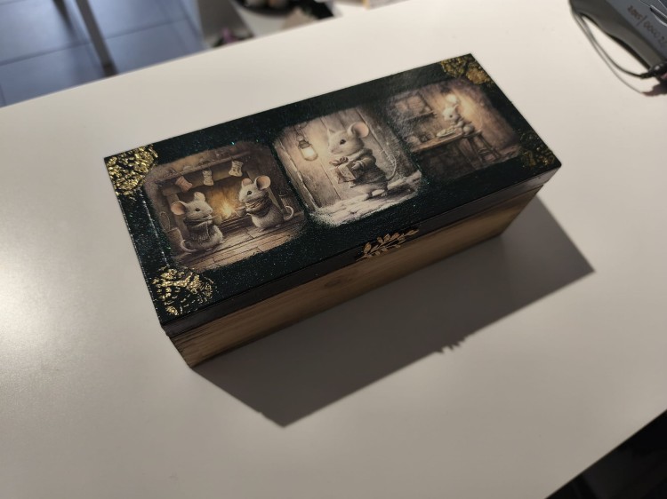 Ręcznie zdobiona drewniana szkatułka z motywem świątecznych myszek - widok z jednej strony