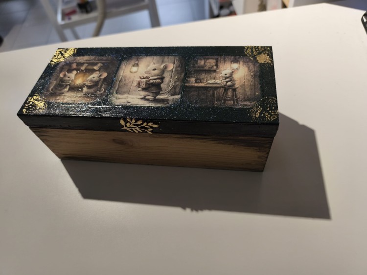 Ręcznie zdobiona drewniana szkatułka z motywem świątecznych myszek - widok z drugiej strony