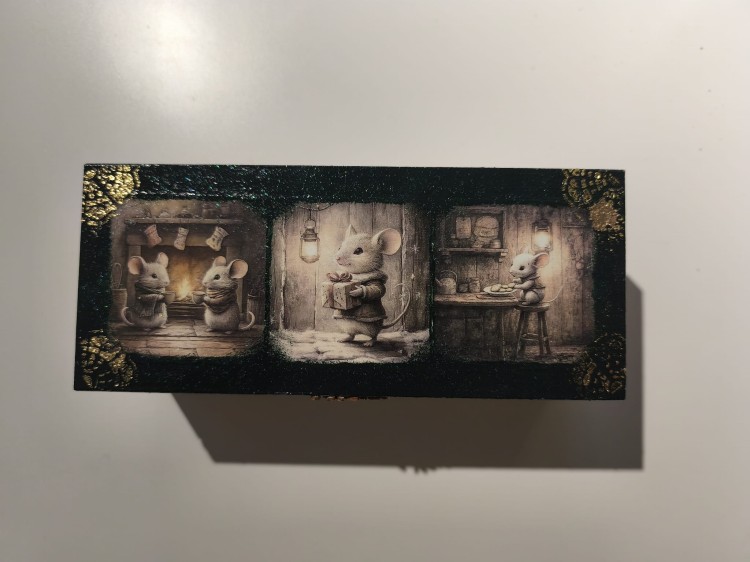 Ręcznie zdobiona drewniana szkatułka z motywem świątecznych myszek - widok z góry