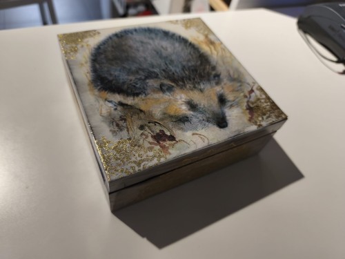 Ręcznie zdobiona drewniana szkatułka z motywem jeża - widok z jednej strony