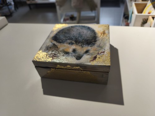 Ręcznie zdobiona drewniana szkatułka z motywem jeża - widok z drugiej strony