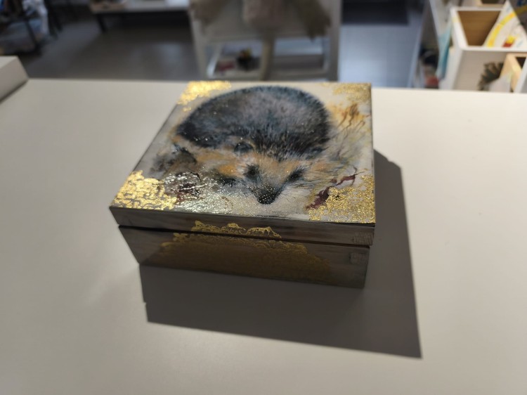 Ręcznie zdobiona drewniana szkatułka z motywem jeża - widok z drugiej strony