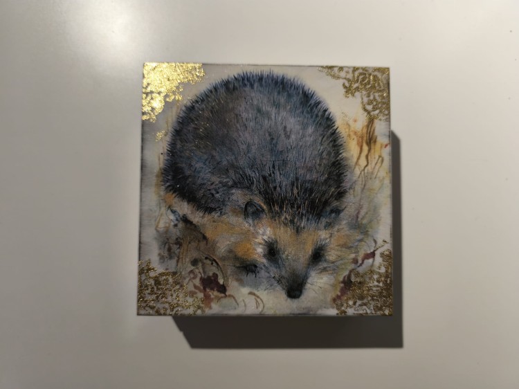 Ręcznie zdobiona drewniana szkatułka z motywem jeża - widok z góry