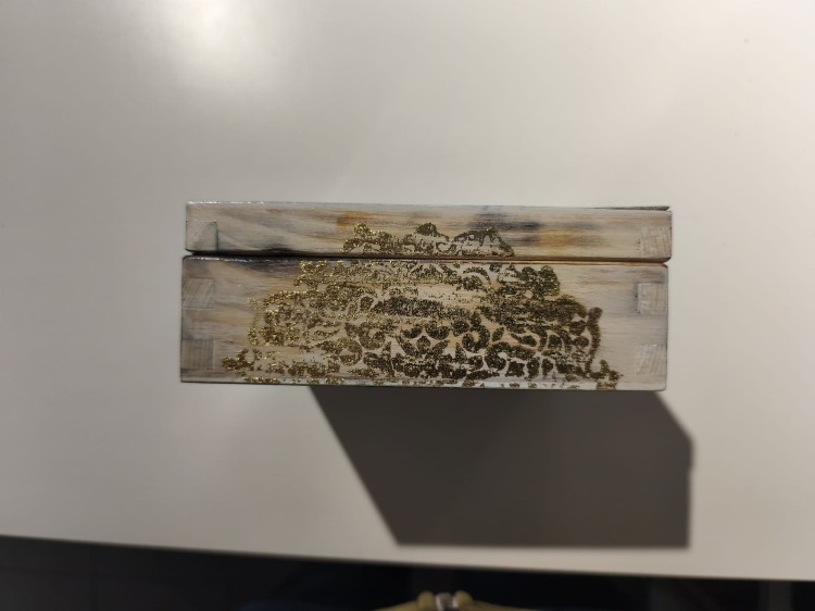 Ręcznie zdobiona drewniana szkatułka z motywem jeża - widok od frontu