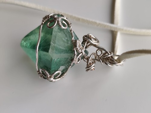 Wisiorek z naturalnego fluorytu opleciony posrebrzanym drutem