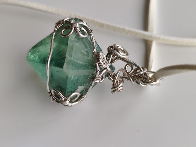 Wisiorek z naturalnego fluorytu opleciony posrebrzanym drutem