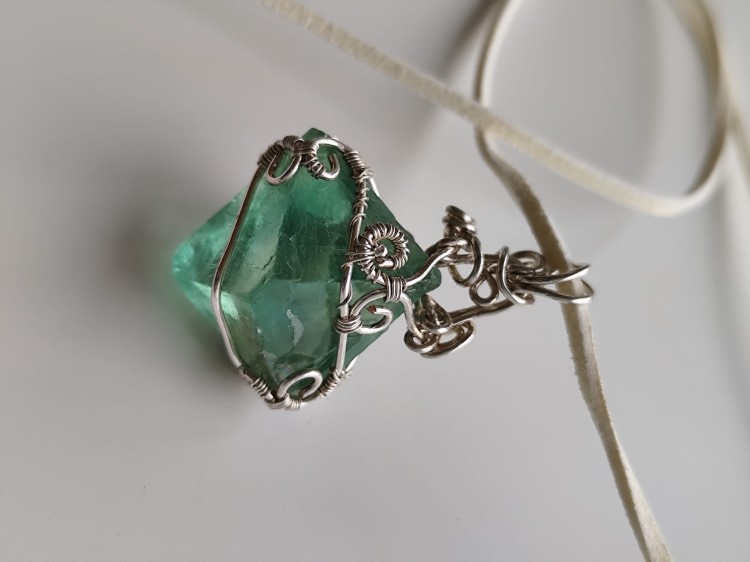 Wisiorek z naturalnego fluorytu opleciony posrebrzanym drutem