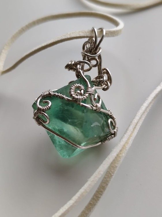 Wisiorek z naturalnego fluorytu opleciony posrebrzanym drutem