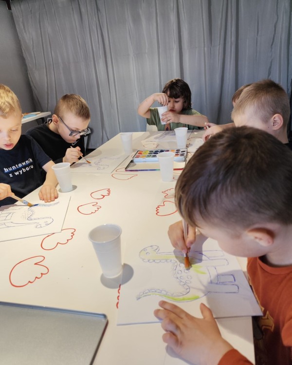 Urodzinki kreatywne dla dzieci - każde dziecko wykonuje własne arcydzieło