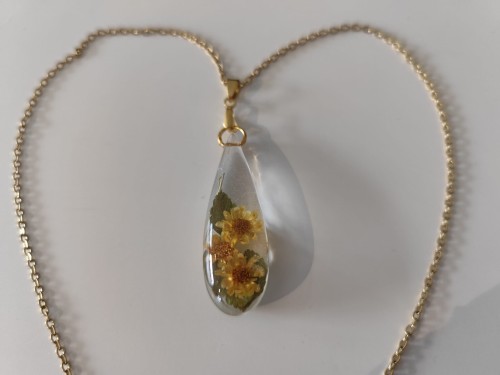 Zawieszka z przezroczystej żywicy z żółtymi kwiatkami