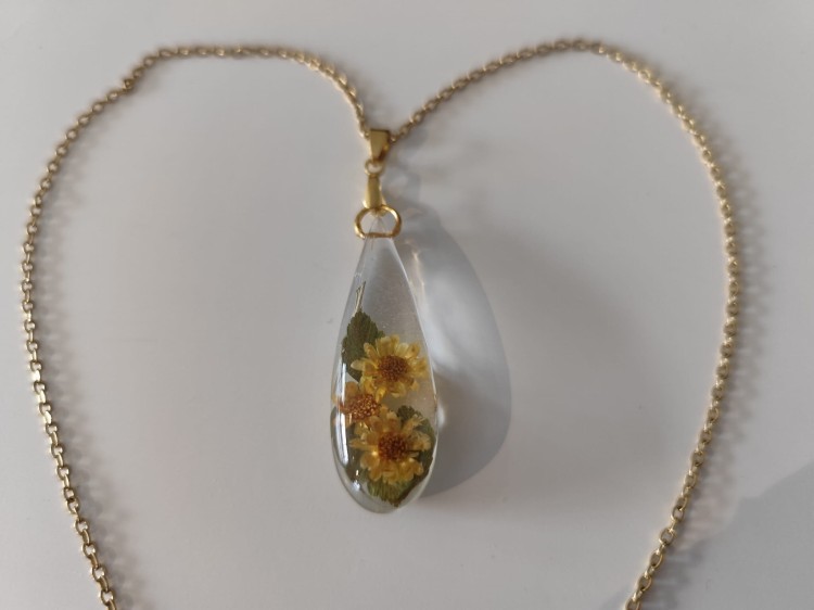 Zawieszka z przezroczystej żywicy z żółtymi kwiatkami