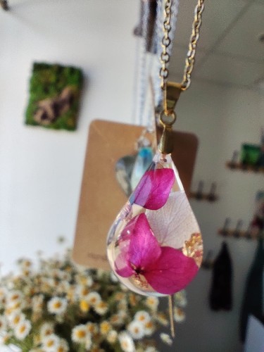 Zawieszka z przezroczystej żywicy z fioletowym kwiatem hortensji