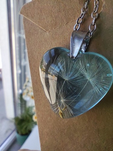 Zawieszka serce z niebieskiej żywicy z nasionami dmuchawca