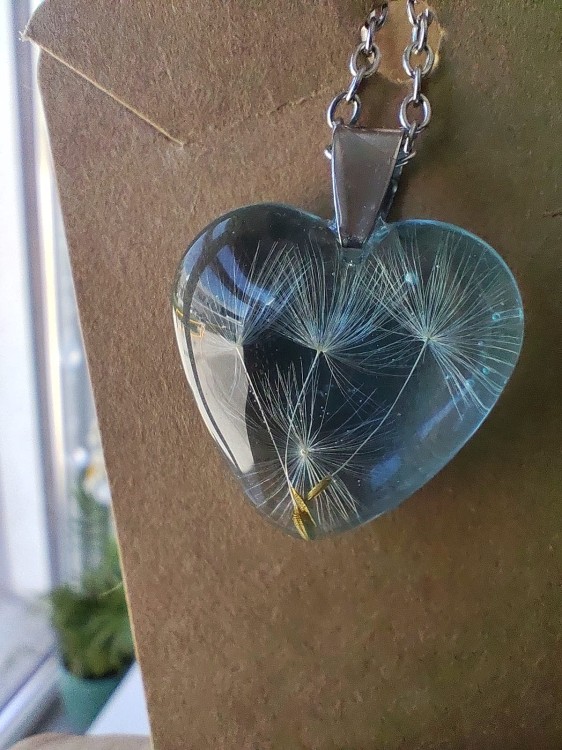 Zawieszka serce z niebieskiej żywicy z nasionami dmuchawca