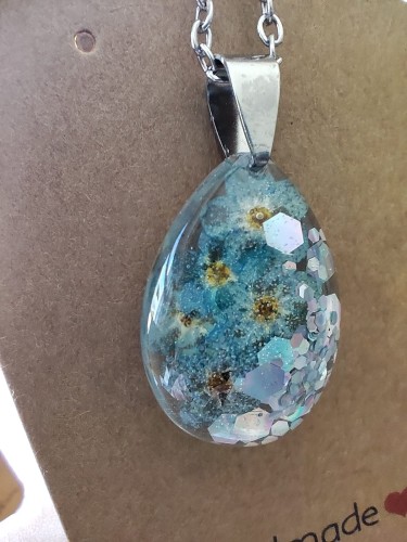 Zawieszka z przezroczystej żywicy z niezapominajkami oraz srebrną folią