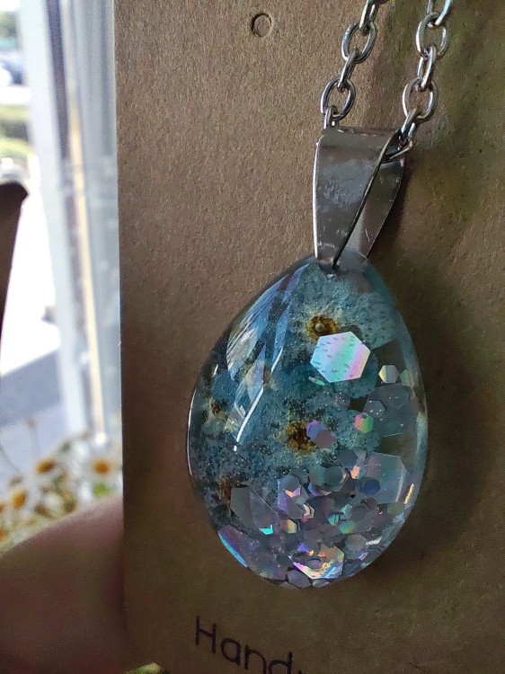 Zawieszka z przezroczystej żywicy z niezapominajkami oraz srebrną folią