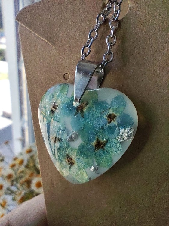 Zawieszka serce z białej żywicy z niezapominajkami