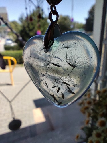 Zawieszka serce z niebieskiej żywicy z nasionami dmuchawca