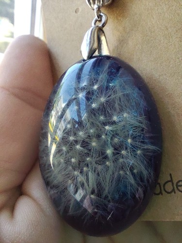 Zawieszka z niebieskiej żywicy z nasionami dmuchawca