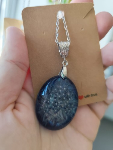 Zawieszka z niebieskiej żywicy z nasionami dmuchawca