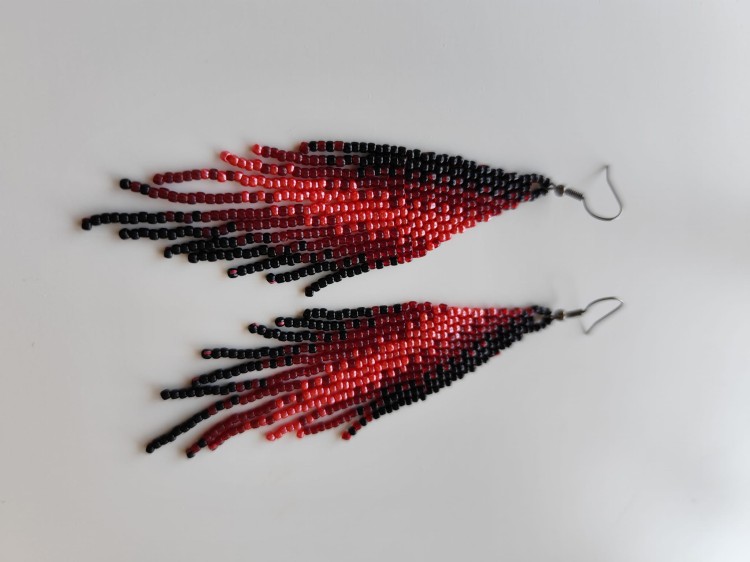 Kolczyki z koralików Toho w połączeniu czerni i czerwieni