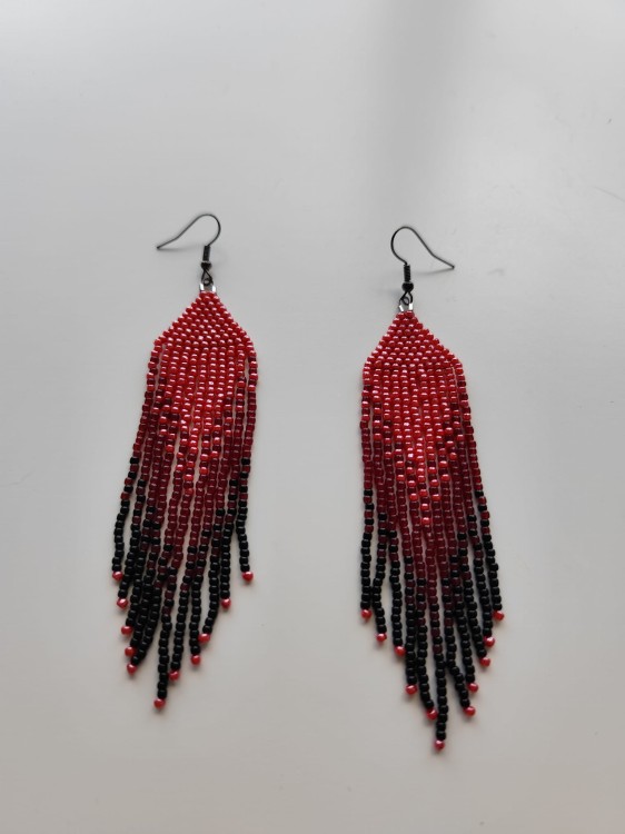 Kolczyki z koralików Toho w kolorystyce od czerwieni po czerń