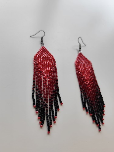 Kolczyki z koralików Toho w kolorystyce od czerwieni po czerń