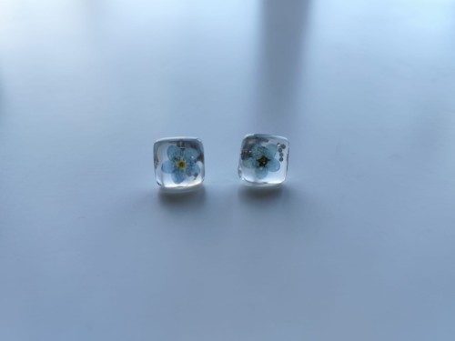 Kwadratowe kolczyki z przezroczystej żywicy z niezapominajką