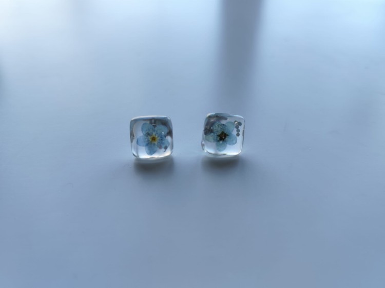 Kwadratowe kolczyki z przezroczystej żywicy z niezapominajką