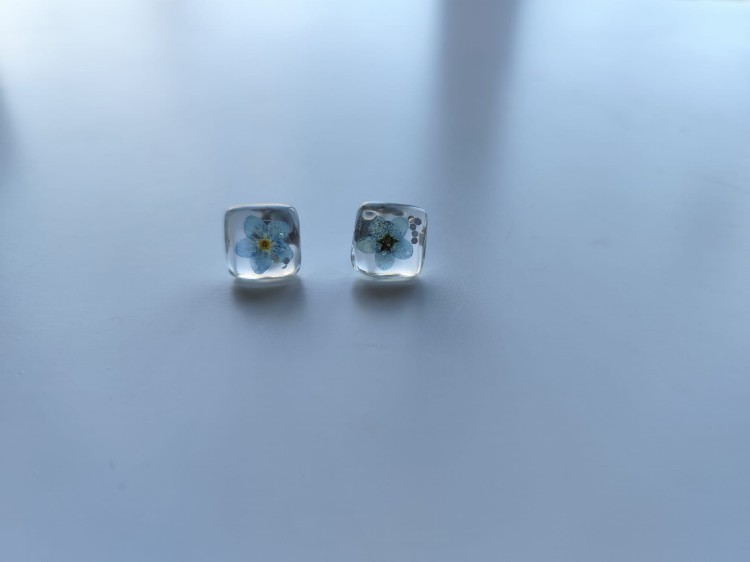 Kwadratowe kolczyki z przezroczystej żywicy z niezapominajką