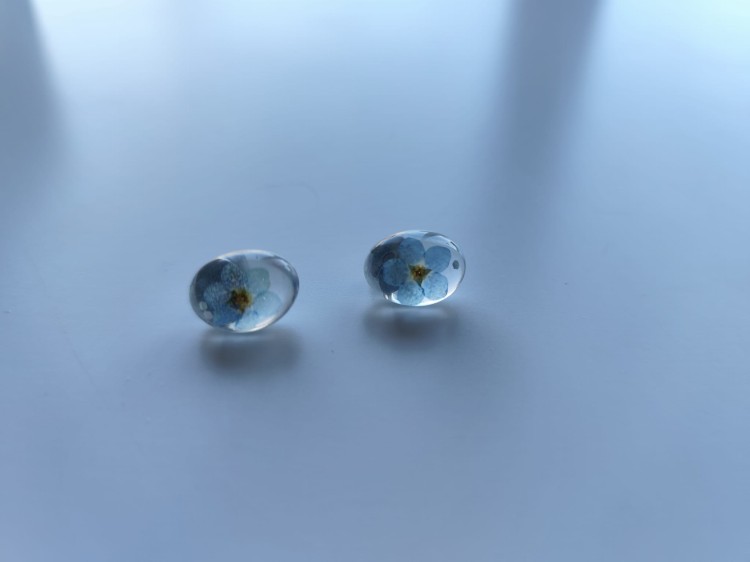 Owalne kolczyki z przezroczystej żywicy z niezapominajką