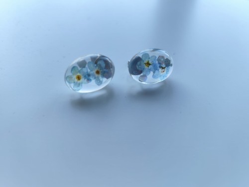 Owalne kolczyki z przezroczystej żywicy z niezapominajkami