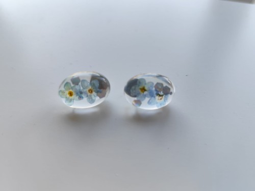 Owalne kolczyki z przezroczystej żywicy z niezapominajkami