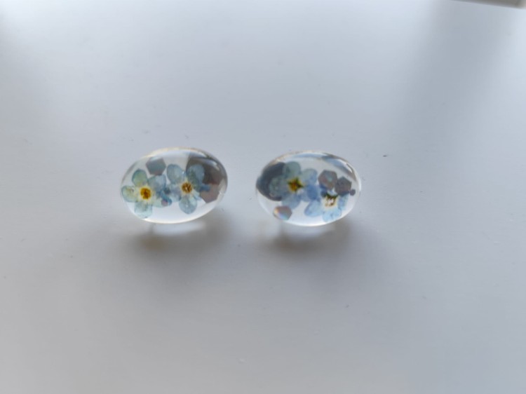 Owalne kolczyki z przezroczystej żywicy z niezapominajkami