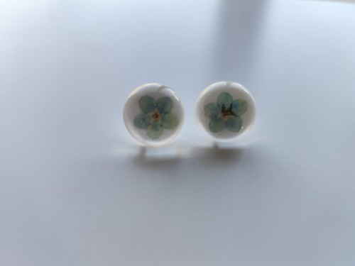Okrągłe kolczyki z białej żywicy z niezapominajką