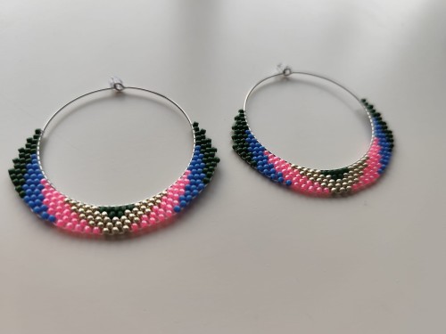 Kolczyki z koralików TOHO w kolorach zieleni, różu, błękitu i srebra - widok od przodu