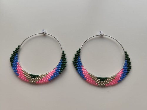 Kolczyki z koralików TOHO w kolorach zieleni, różu, błękitu i srebra - widok od góry