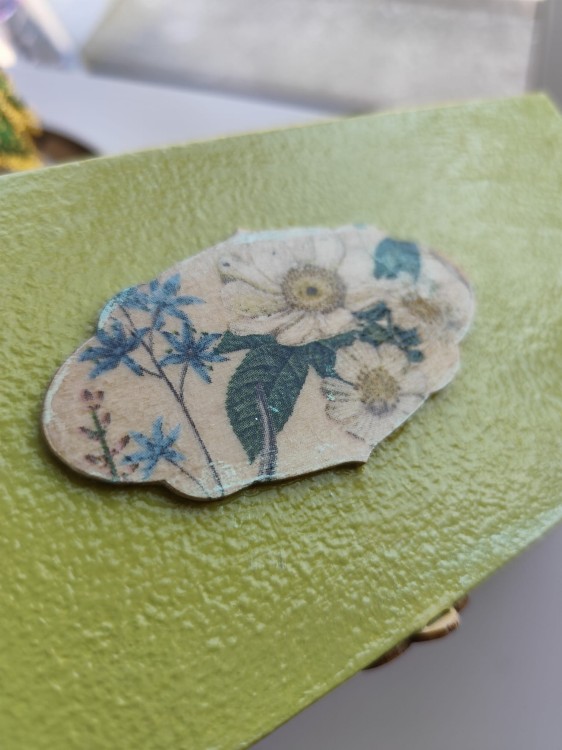 Drewniana szkatułka z motywem kwiatowym - widok na wierzchni dekor